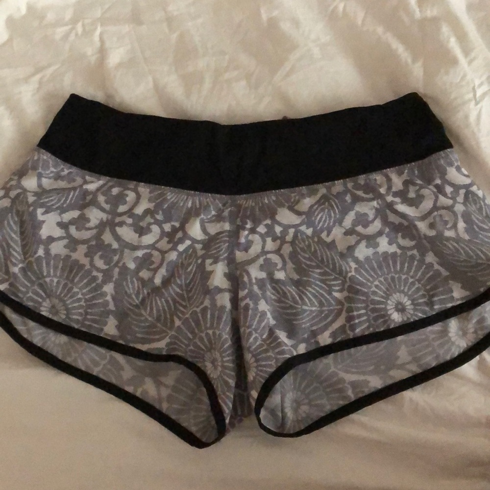 Lululemon beach floral shorts (4)